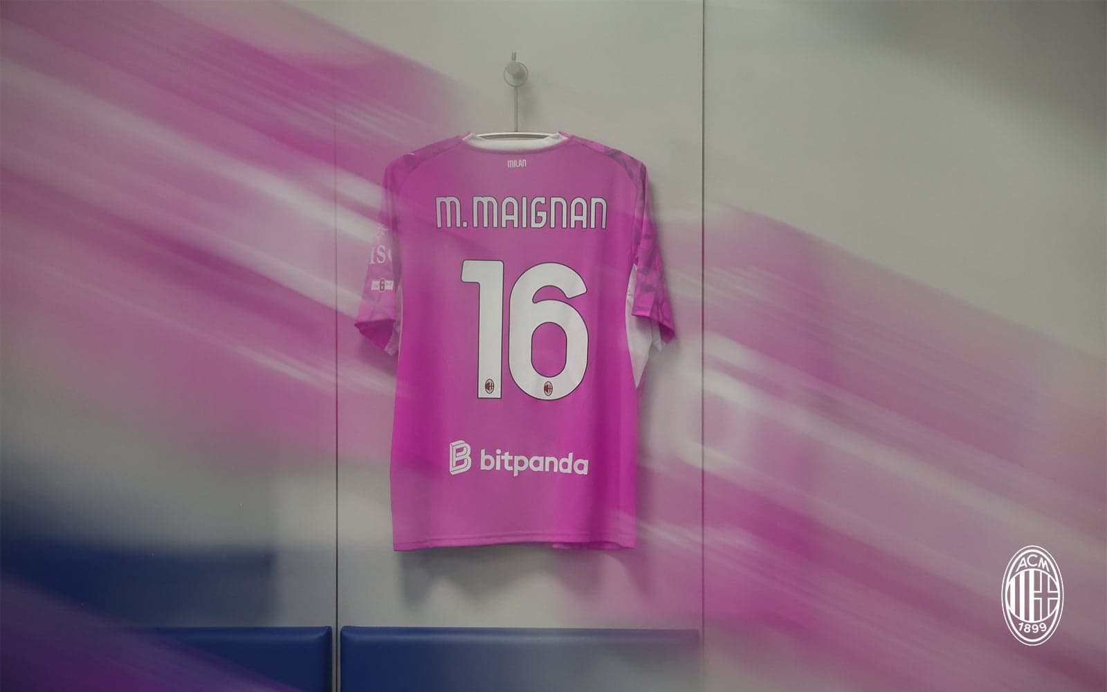 La maglia di Mike Maignan nello spogliatoio